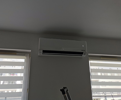 Jednostka wewnętrzna zamontowana między dwoma oknami we Wrocławiu