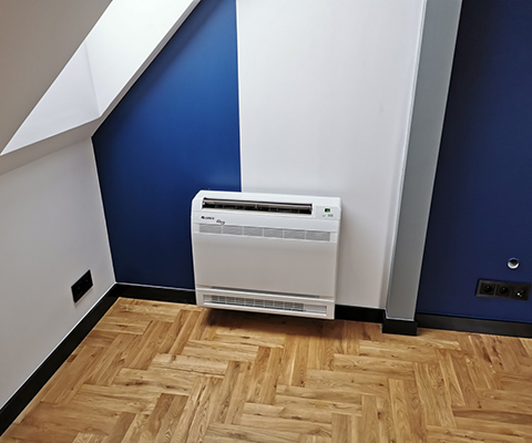 Klimatyzator przypodłogowy zamontowany we Wrocławiu, przy skosie poddasza