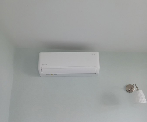 Jednostka wewnętrzna Gree zamontowana we Wrocławiu na jasnej ścianie