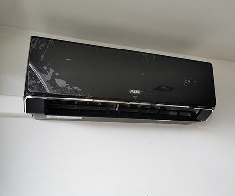 Jednostka wewnętrzna AUX w czarnej obudowie zamontowana we Wrocławiu
