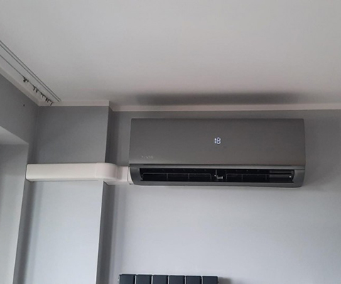 Jednostka wewnętrzna AUX w kolorze grafitowym zamontowana we Wrocławiu