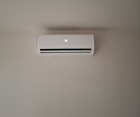 Klimatyzator Rotenso po montażu we wrocławskim bloku