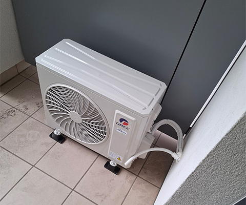 jednostka zewnętrzna zamontowana na balkonie