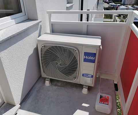 Jednostka zewnętrzna Haier ustawiona na balkonie nowego osiedla we Wrocławiu