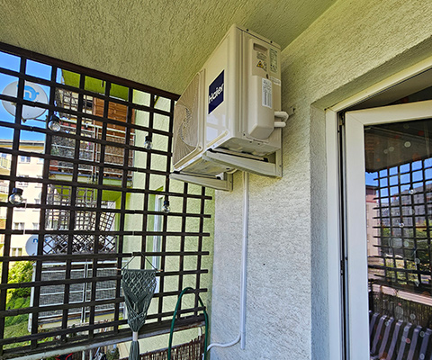 klimatyzator marki Haier na balkonie