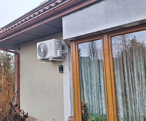 klimatyzator Rotenso na elewacji domku