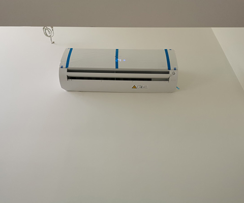 Jednostka wewnętrzna w białej obudowie zamontowana we Wrocławiu – nowe mieszkanie