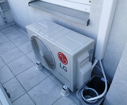 Jednostka zewnętrzna LG ustawiona na balkonie we Wrocławiu