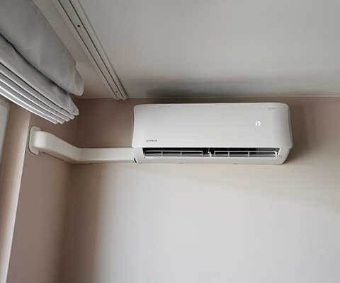 Biała jednostka wewnętrzna zamontowana pod sufitem we Wrocławiu