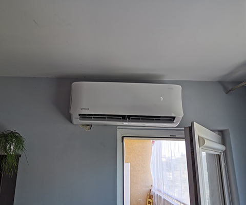 Jednostka wewnętrzna zamontowana nad wyjściem na balkon we Wrocławiu