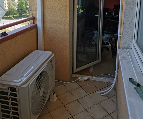 Jednostka zewnętrzna zamontowana na balkonie w bloku we Wrocławiu