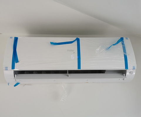 Jednostka wewnętrzna Haier w nowym mieszkaniu we Wrocławiu, w folii transportowej