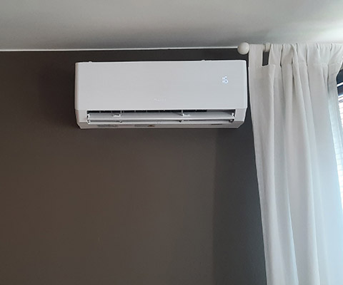 Jednostka wewnętrzna klimatyzatora zamontowana przy suficie w mieszkaniu w Lublinie