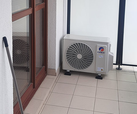 Jednostka zewnętrzna klimatyzatora Gree na balkonie Lublina