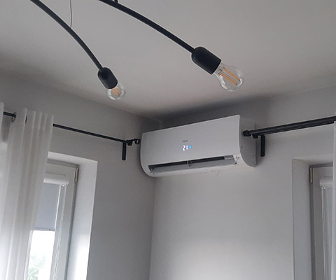 Jednostka wewnętrzna klimatyzatora zamontowana nad oknem