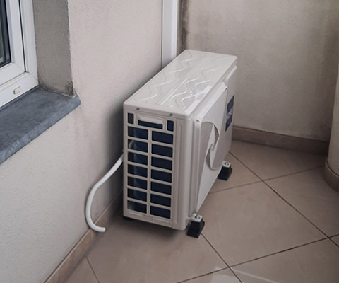 Jednostka zewnętrzna klimatyzatora zamontowana przy ścianie