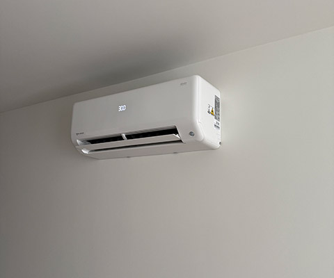 Jednostka wewnętrzna klimatyzatora Rotenso zamontowana w Lubelskim pokoju