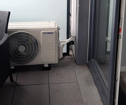 Jednostka zewnętrzna Hyundai zamontowana na balkonie w Białymstoku