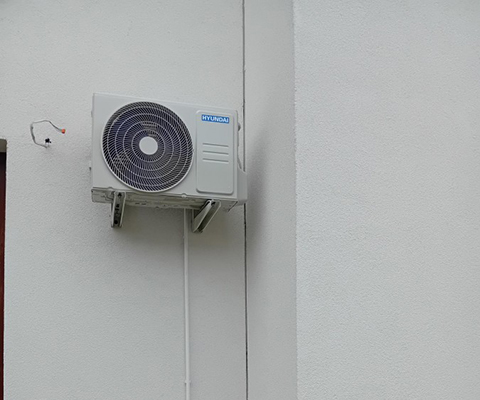 Jednostka zewnętrzna Hyundai zamontowana na elewacji bloku w Białymstoku