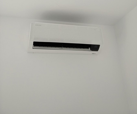 Klimatyzator Samsung nad regałem w mieszkaniu w Białymstoku