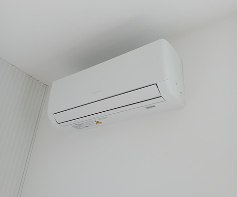 Klimatyzator Hyundai zamontowany wysoko przy suficie w domu w Białymstoku