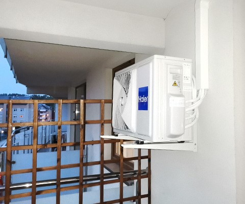 Jednostka zewnętrzna Haier zamontowana na balkonie w Białymstoku