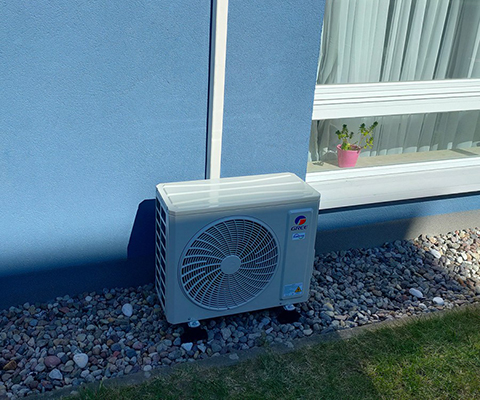 Jednostka zewnętrzna Gree ustawiona przy elewacji domu w Białymstoku