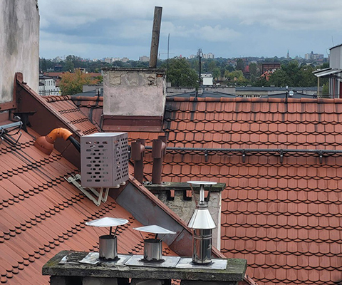 Jednostka zewnętrzna Mitsubishi zamontowana na dachu w Białymstoku
