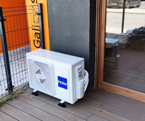 Jednostka zewnętrzna Haier zamontowana na tarasie w Białymstoku