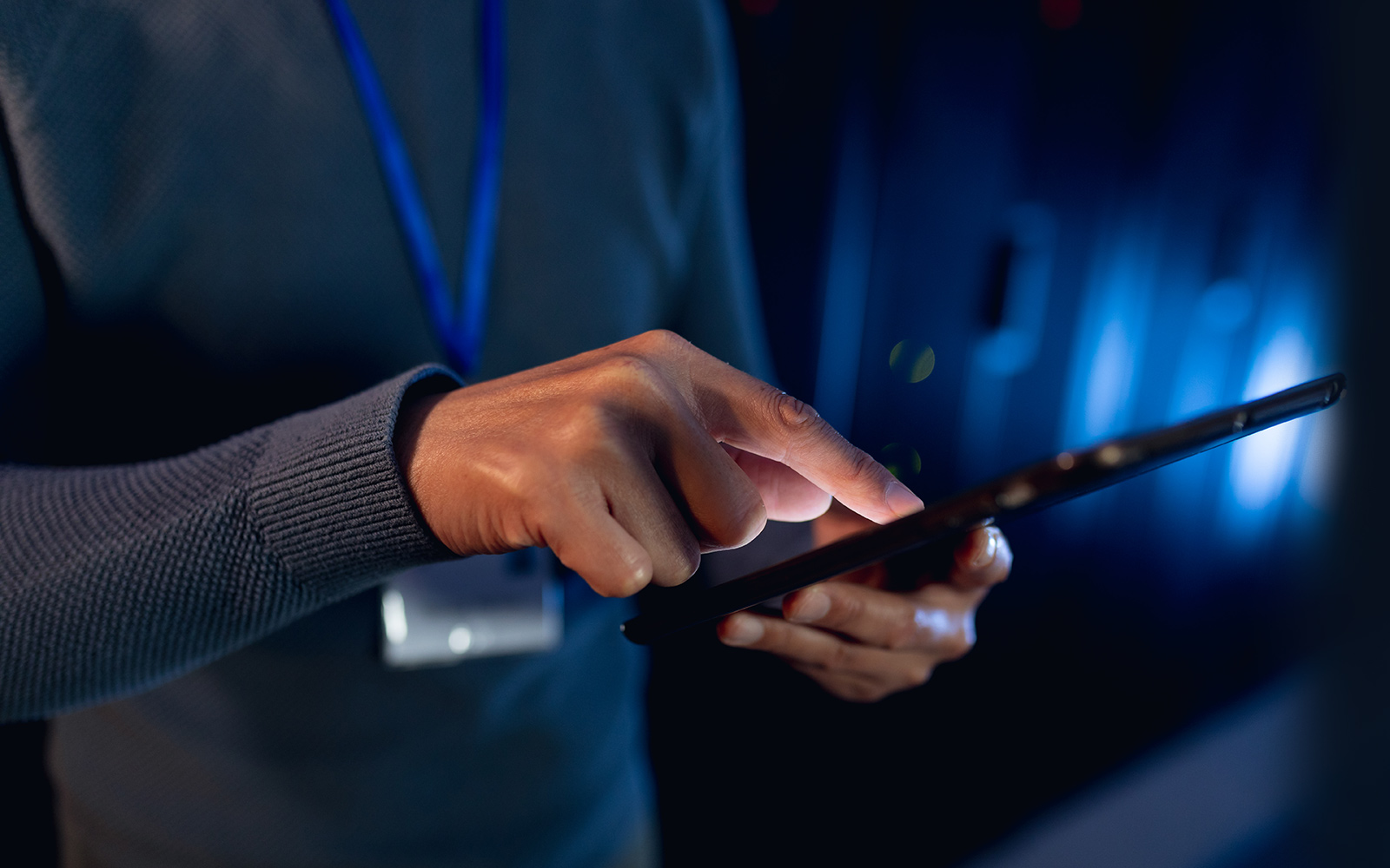 Instalator HVAC podczas pracy przy jednostce klimatyzacji