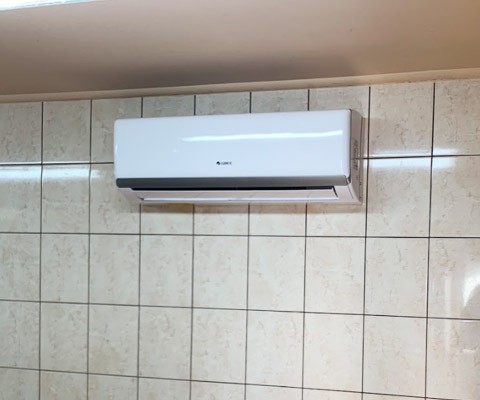 Jednostka wewnętrzna Gree zamontowana w lokalu kuchennym w Łomży