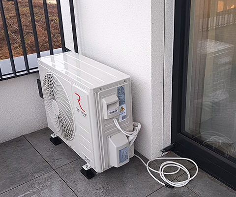 Jednostka zewnętrzna klimatyzatora ustawiona na tarasie w Łomży