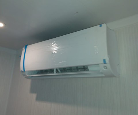 Jednostka wewnętrzna klimatyzatora zamontowana w domku w Łomży