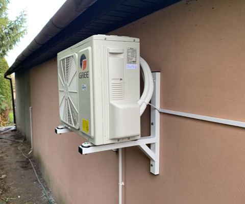 Jednostka zewnętrzna Gree zamontowana na elewacji w Łomży