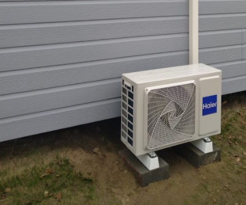 Jednostka zewnętrzna Haier zamontowana przy budynku w Łomży