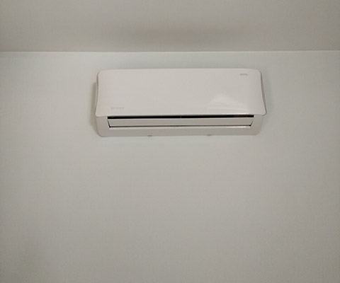 Jednostka wewnętrzna klimatyzatora zamontowana na ścianie w Łomży