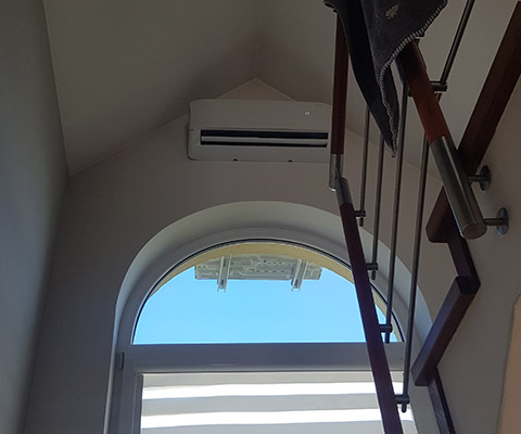 Jednostka wewnętrzna Fujitsu zamontowana wysoko przy suficie w Łomży