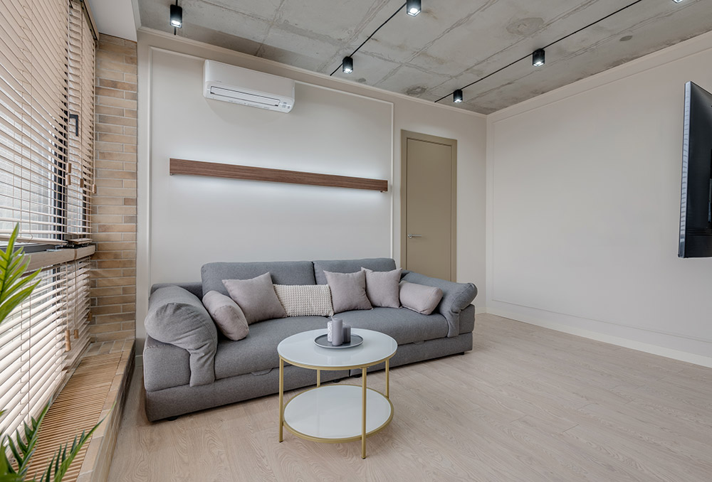 Klimatyzacja do mieszkania i domu w nowoczesnym salonie