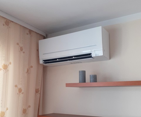 Jednostka wewnętrzna klimatyzatora zamontowana w sypialni — Lublin