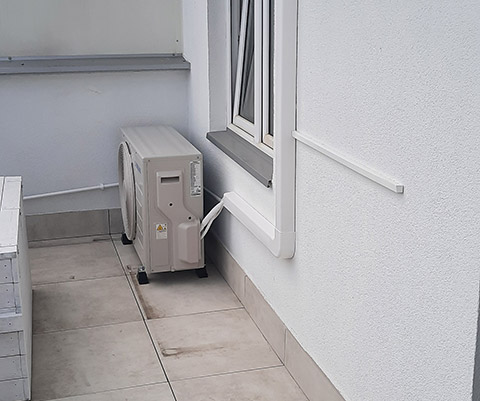 Jednostka zewnętrzna klimatyzatora zamontowana na tarasie — Lublin