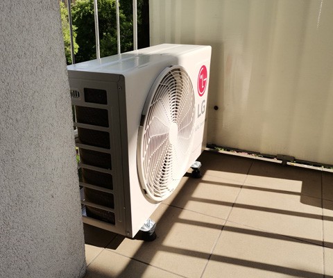 Jednostka zewnętrzna klimatyzatora ustawiona na balkonie — Lublin