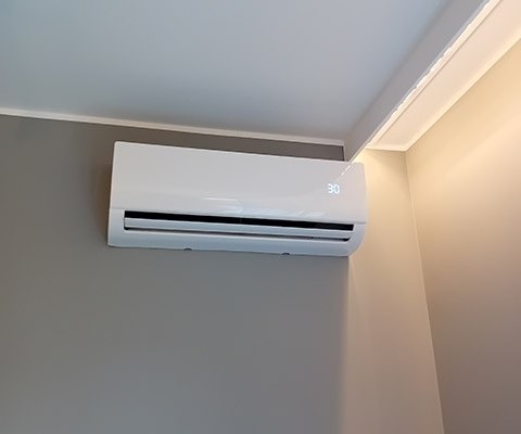 Jednostka wewnętrzna klimatyzatora zamontowana przy suficie — Lublin