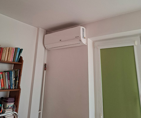 Jednostka wewnętrzna klimatyzatora zamontowana przy biblioteczce — Lublin