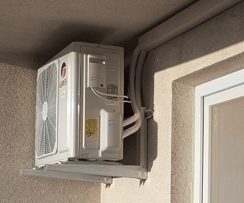 Jednostka zewnętrzna klimatyzatora zamontowana we wnęce balkonowej — Lublin