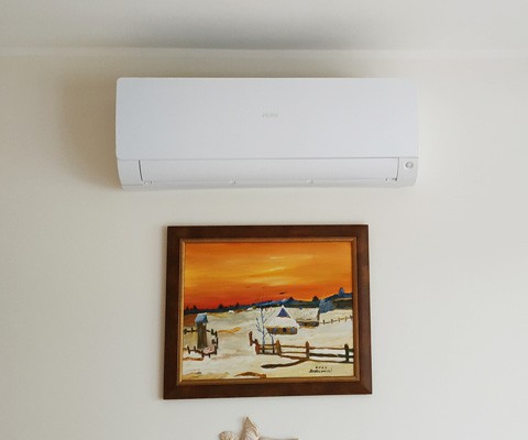 Jednostka wewnętrzna klimatyzatora zamontowana w salonie — Lublin