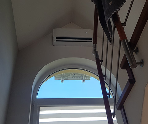 Jednostka wewnętrzna klimatyzatora zamontowana w antresoli — Lublin