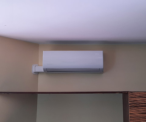 Jednostka wewnętrzna klimatyzatora zamontowana nad zabudową — Lublin