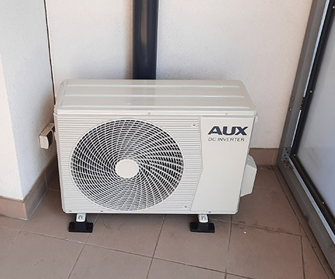 Jednostka zewnętrzna klimatyzatora ustawiona na balkonie — Lublin