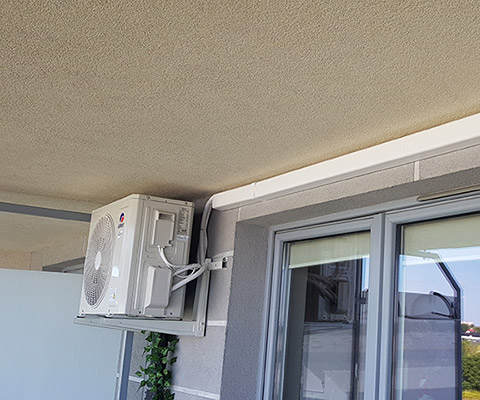 Jednostka zewnętrzna klimatyzatora zamontowana na balkonie — Lublin