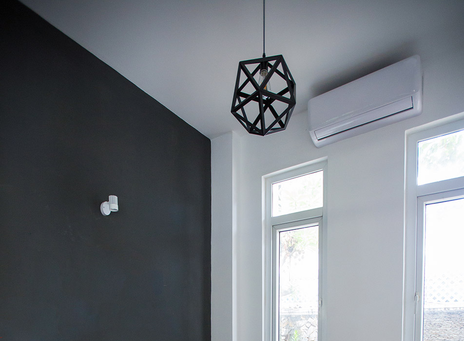 Klimatyzator zamontowany w bloku na Andersa